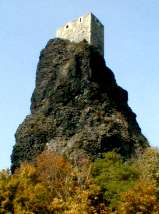 Věž Panna se hrdě vypíná do výšky.