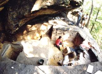 Skaln vklenek Portl na Muskm bhem zvren etapy archeologicko-prodovdnho vzkumu v roce 1999 (sedimentrn vpl jeskyn vn naruena zakopvnm odpadu trampy). Foto V. tpnsk, OVM esk Lpa.