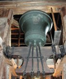 Zvony visí obráceně a jsou zajišťovány dřevěnou tyčí.