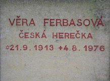 Detail náhrobku Věry Ferbasové