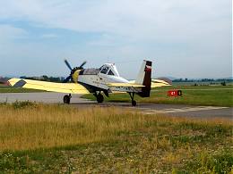 Letadlo M18 Dromader roluje na letiti v Hokovicch na start