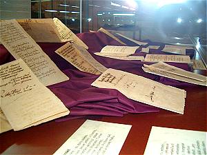 Jedna z muzejních vitrín s vystavenými listinami, které se už podařilo restaurovat. Některé dopisy na ručním papíru rámuje i zlatá ořízka z pravého zlata.