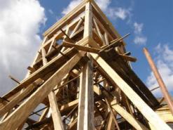 V konstrukci obnovené zvonice jsou využity některé původní -  požárem ožehlé - ale ošetřené dubové trámy