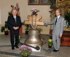 Zvonk V. Hlubek a zvona P.R. Manouek pi loskm svcen velkho zvonu se jmnem Jakub. Ten jak znmo nahradil porem znien historick zvon z roku 1497