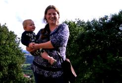 Starostka Doubravka Fišerová i s dcerkou si vyšlápla cestu na vrchol,  aby se přesvědčila o zahájení opravy